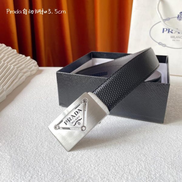 La nuova cintura di PRADA è larga 3,5 cm