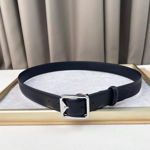 La nuova cintura di PRADA è larga 3,5 cm