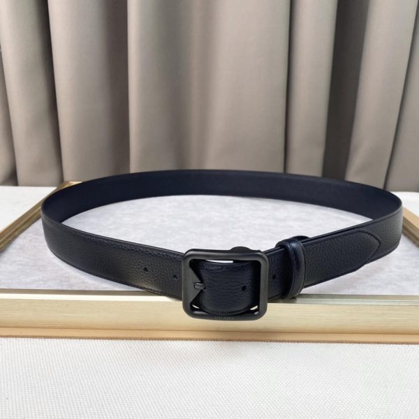 La nuova cintura di PRADA è larga 3,5 cm