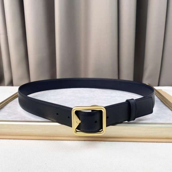 La nuova cintura di PRADA è larga 3,5 cm