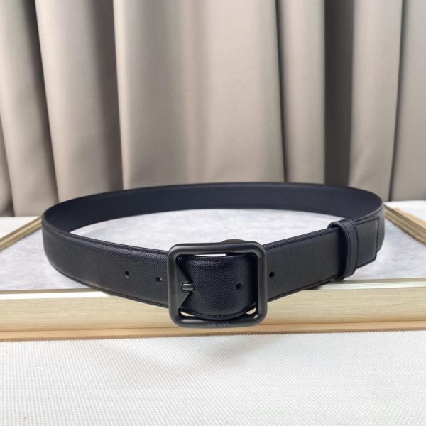 La nuova cintura di PRADA è larga 3,5 cm