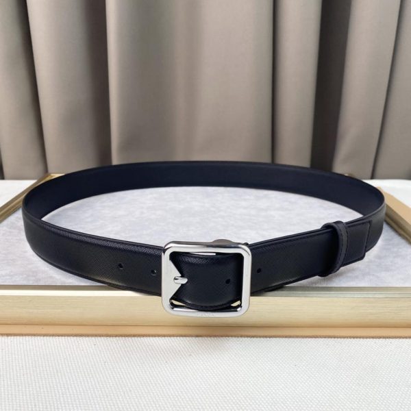 La nuova cintura di PRADA è larga 3,5 cm