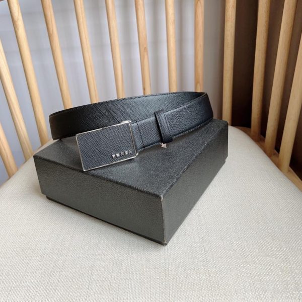 La nuova cintura di PRADA è larga 3,5 cm