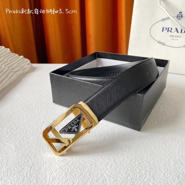 La nuova cintura di PRADA è larga 3,5 cm