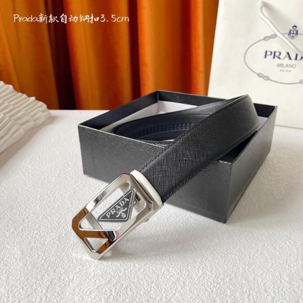 La nuova cintura di PRADA è larga 3,5 cm