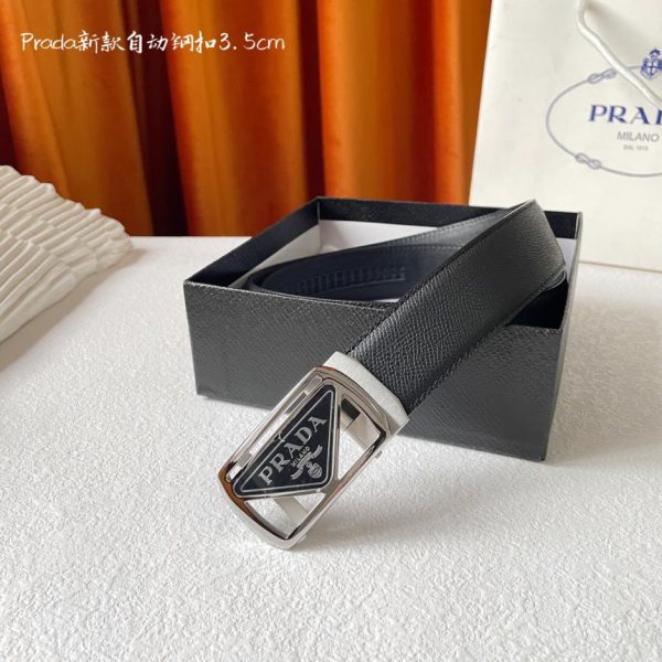 La nuova cintura di PRADA è larga 3,5 cm