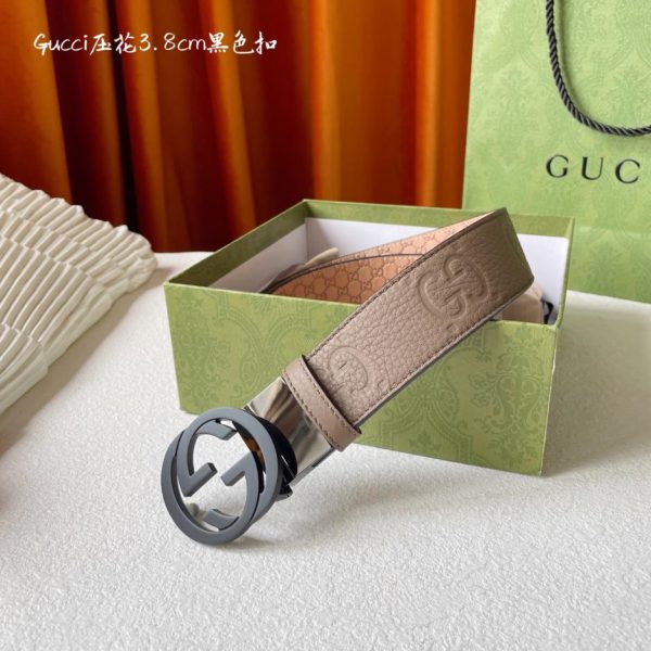La nuova cintura in pelle goffrata di Gucci è larga 3,8 cm