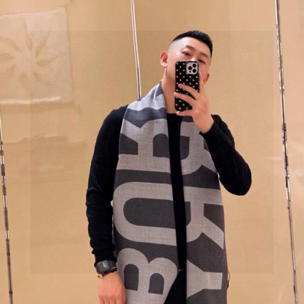 Sciarpa lunga double face Burberry con lettera grande