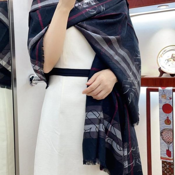 Nuova sciarpa scozzese di Burberry