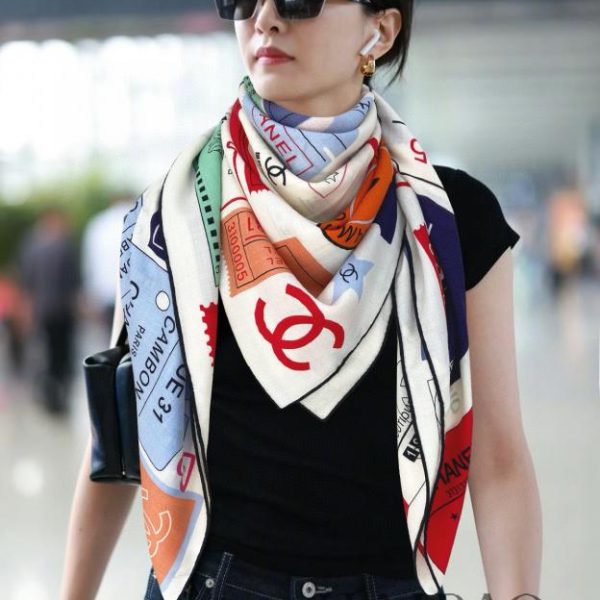 Sciarpa quadrata Chenel in cashmere double face tono su tono
