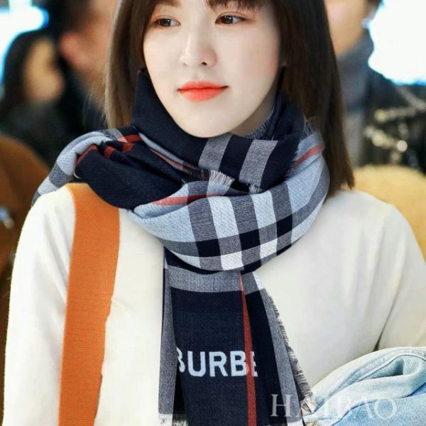 Sciarpa lunga double face con motivo Burberry銆?/span>