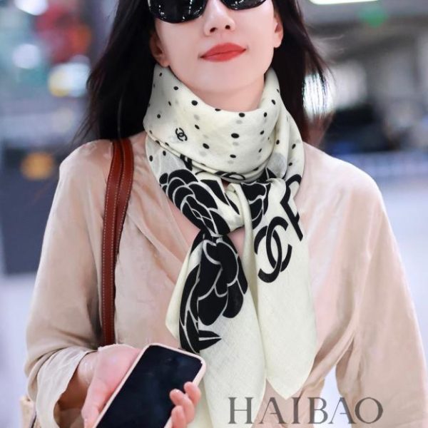 Sciarpa quadrata Chenel in cashmere double face tono su tono