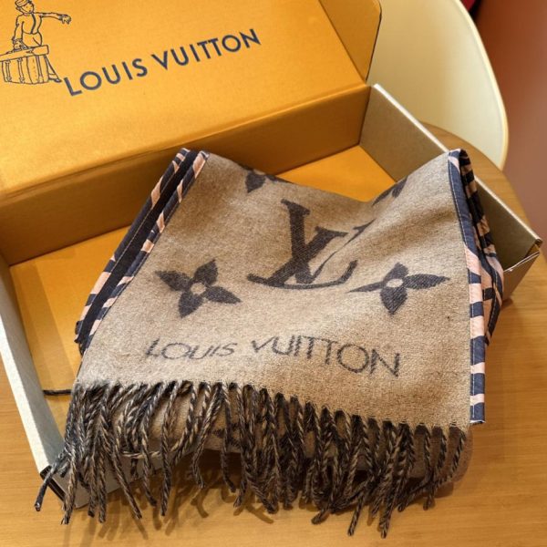 Sciarpa con cappuccio Tigergram di Louis Vuitton
