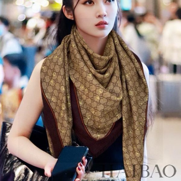 Sciarpa quadrata Gucci con morsetto in cashmere
