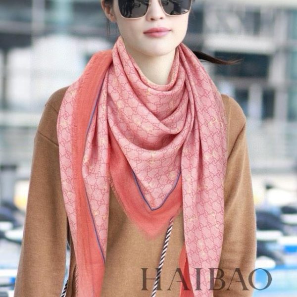 Sciarpa quadrata Gucci con morsetto in cashmere