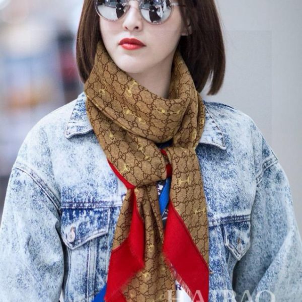 Sciarpa quadrata Gucci con morsetto in cashmere