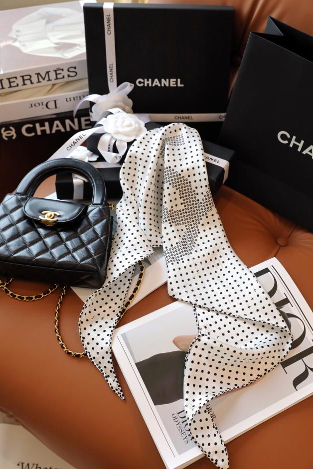 repliche,replica,perfette,siti di,affidabili,migliori siti,dove comprare,1:1,scarpe da ginnastica Sciarpa classica con diamanti Chanel repliche,replica,perfette,siti di,affidabili,migliori siti,dove comprare,1:1,scarpe da ginnastica Sciarpa classica con diamanti Chanel