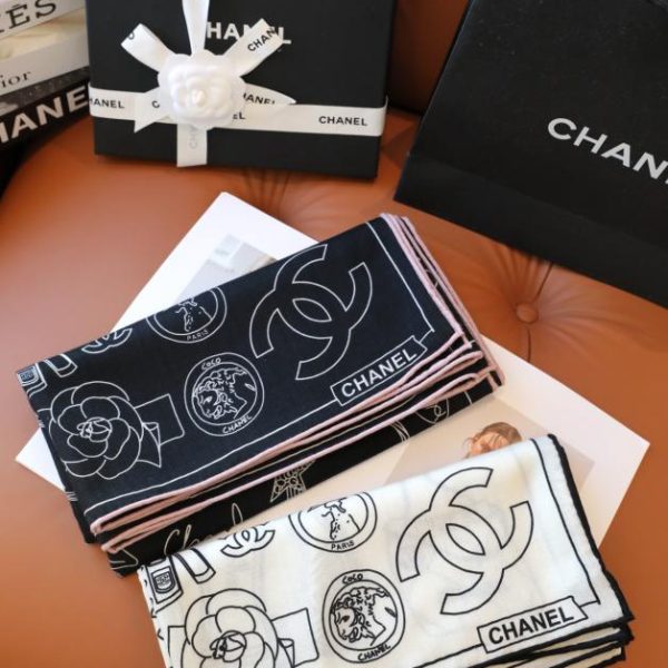 Sciarpa quadrata Chanel in seta e cashmere