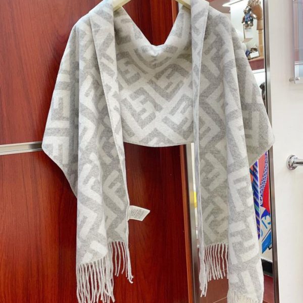 repliche,replica,perfette,siti di,affidabili,migliori siti,dove comprare,1:1,scarpe da ginnastica Sciarpa Fendi in cashmere