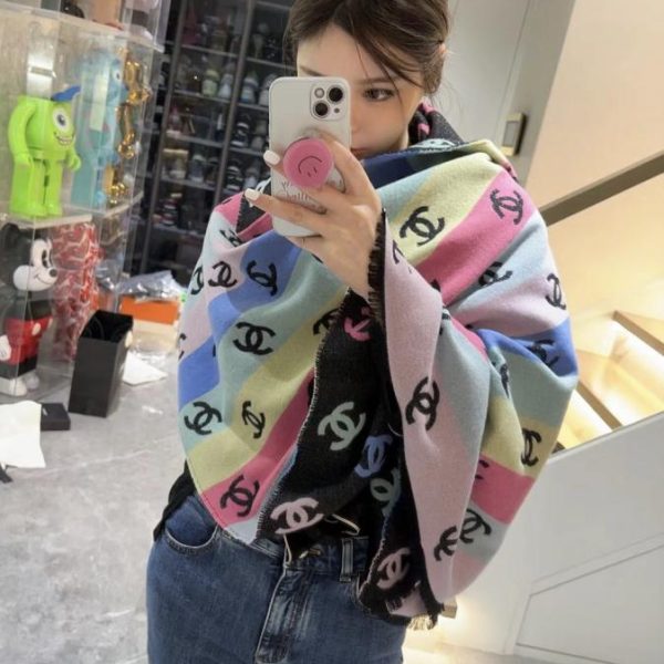 La sciarpa pi霉 bella di CHANEL