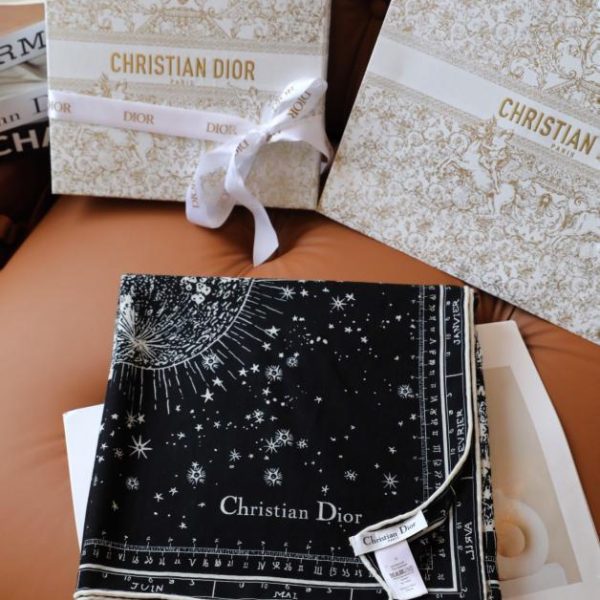 Nuova sciarpa di seta Dior