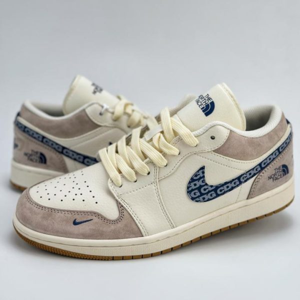 repliche,replica,perfette,siti di,affidabili,migliori siti,dove comprare,1:1,scarpe da ginnastica Air Jordan 1 Retro Low x CDG x The North Face in pelle scamosciata bianco sporco