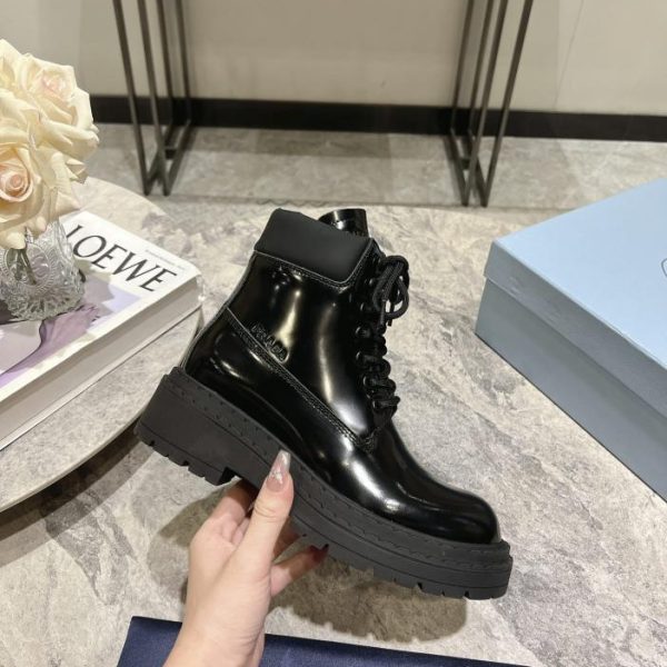 repliche,replica,perfette,siti di,affidabili,migliori siti,dove comprare,1:1,scarpe da ginnastica Prada lancia i nuovi stivaletti stringati per l’autunno e l’inverno