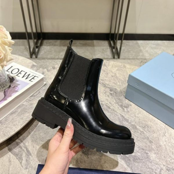 Prada lancia i nuovi stivaletti stringati per l'autunno e l'inverno