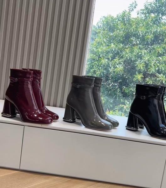 repliche,replica,perfette,siti di,affidabili,migliori siti,dove comprare,1:1,scarpe da ginnastica Roger Vivier nuovi stivali da podio