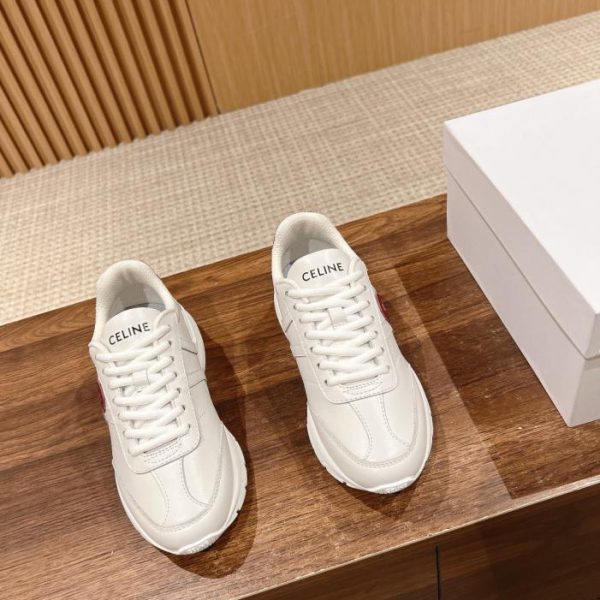 [Versione top] Celine sfila sulle nuove scarpe da papà con la suola spessa