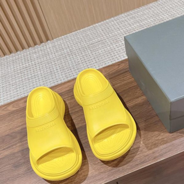 Serie di sandali con plateau congiunto di Balenciaga