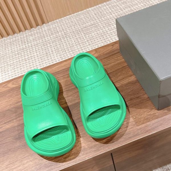 Serie di sandali con plateau congiunto di Balenciaga