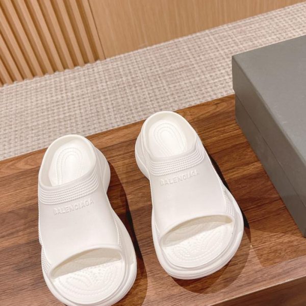 Serie di sandali con plateau congiunto di Balenciaga