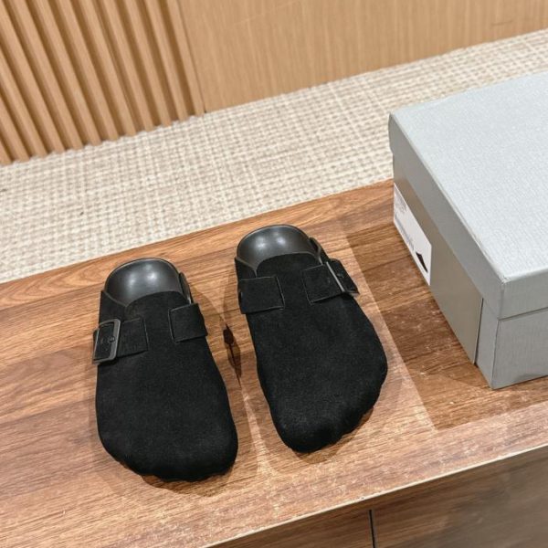Pantofole Boken a cinque dita in co-branding di Balenciaga