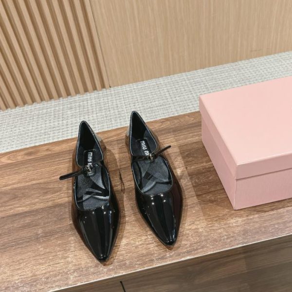 repliche,replica,perfette,siti di,affidabili,migliori siti,dove comprare,1:1,scarpe da ginnastica [Versione top] Scarpe Mary Jane piatte a punta di Miu Miu