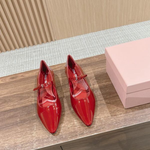 repliche,replica,perfette,siti di,affidabili,migliori siti,dove comprare,1:1,scarpe da ginnastica [Versione top] Scarpe Mary Jane piatte a punta di Miu Miu