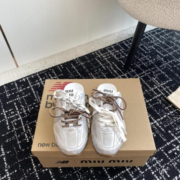Modello da passerella congiunta Miu Miu X New Balance