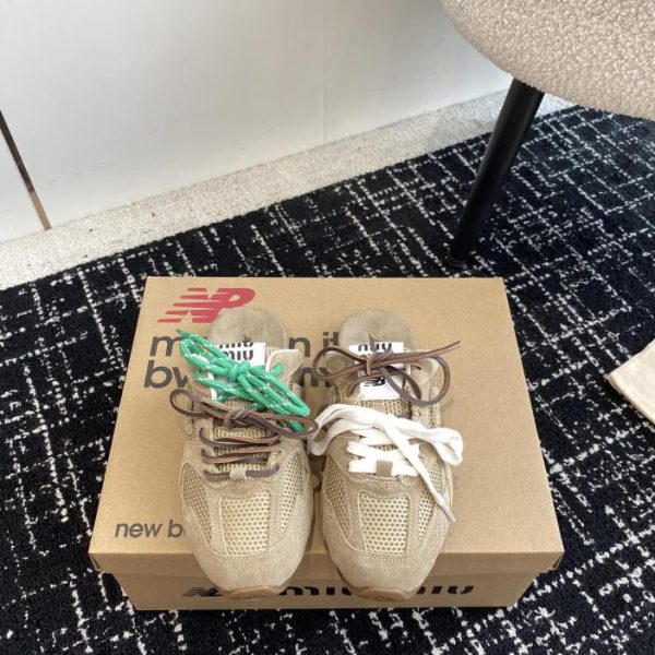 Modello da passerella congiunta Miu Miu X New Balance