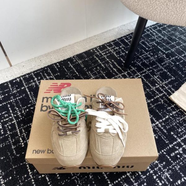 Modello da passerella congiunta Miu Miu X New Balance