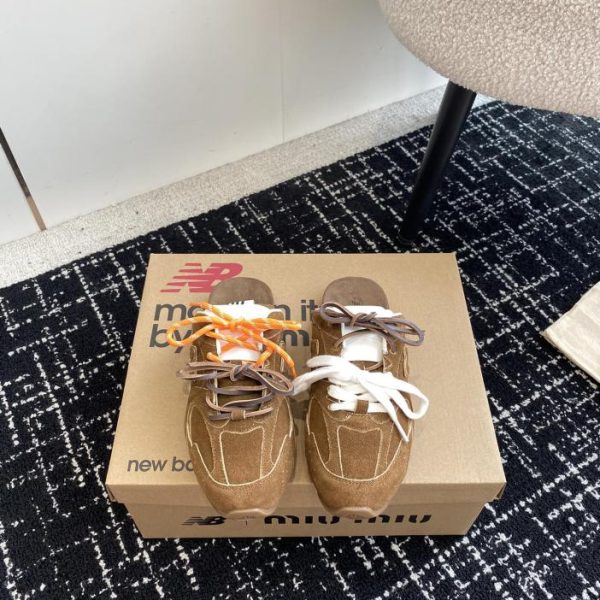 Modello da passerella congiunta Miu Miu X New Balance