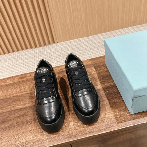 [Versione top] Le nuove scarpe bianche con la suola spessa e logo triangolare di Prada
