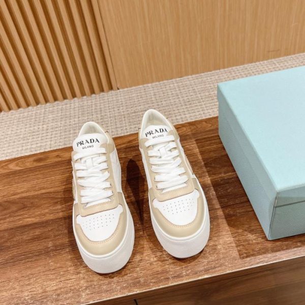 repliche,replica,perfette,siti di,affidabili,migliori siti,dove comprare,1:1,scarpe da ginnastica [Versione top] Le nuove scarpe bianche con la suola spessa e logo triangolare di Prada