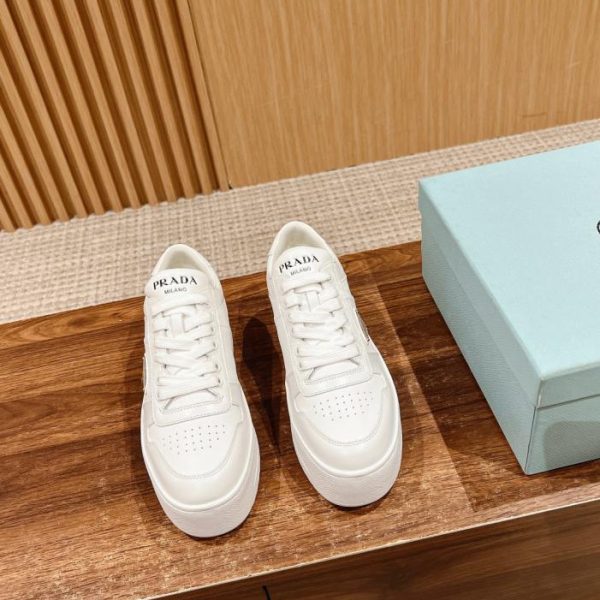 [Versione top] Le nuove scarpe bianche con la suola spessa e logo triangolare di Prada