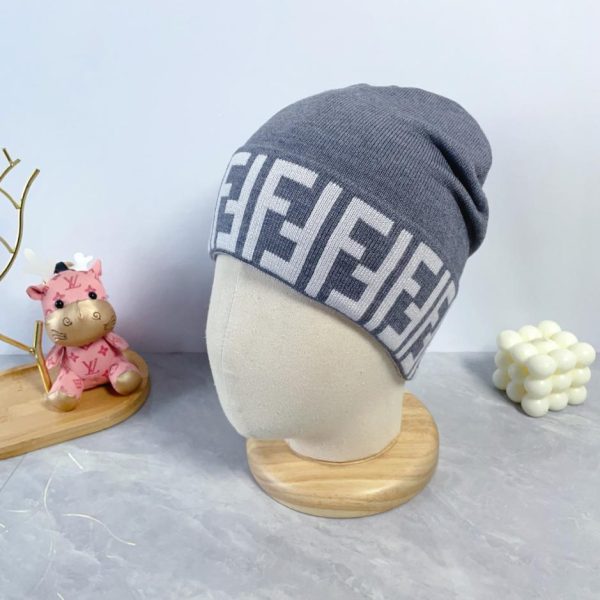 L'ultimo cappello in maglia di lana di Fendi, unisex