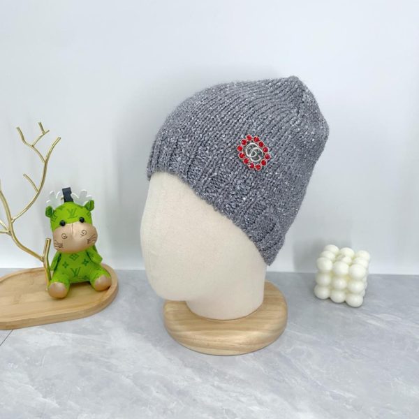 repliche,replica,perfette,siti di,affidabili,migliori siti,dove comprare,1:1,scarpe da ginnastica Cappello GUCCI in maglia con logo ricamato in paillettes