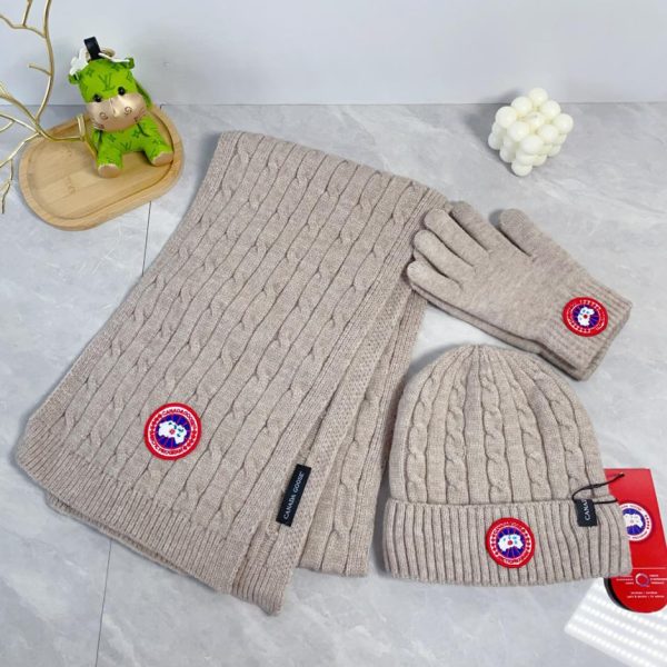 CANADA GOOSE [Sciarpa, cappello e guanti con palline di pelo] Set da tre pezzi