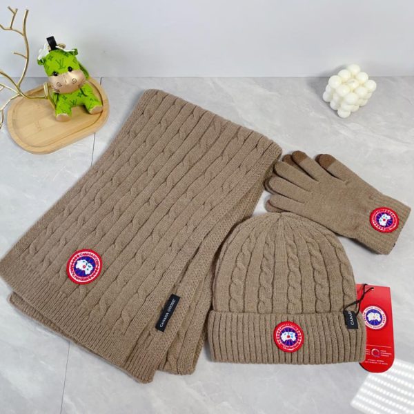 CANADA GOOSE [Sciarpa, cappello e guanti con palline di pelo] Set da tre pezzi