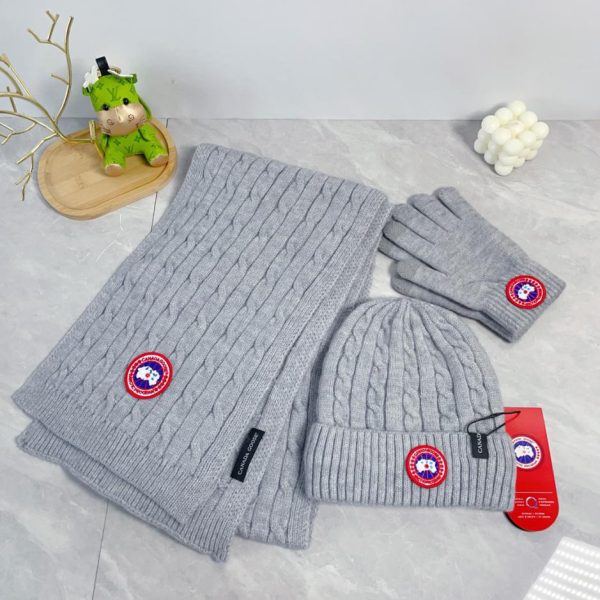 CANADA GOOSE [Sciarpa, cappello e guanti con palline di pelo] Set da tre pezzi