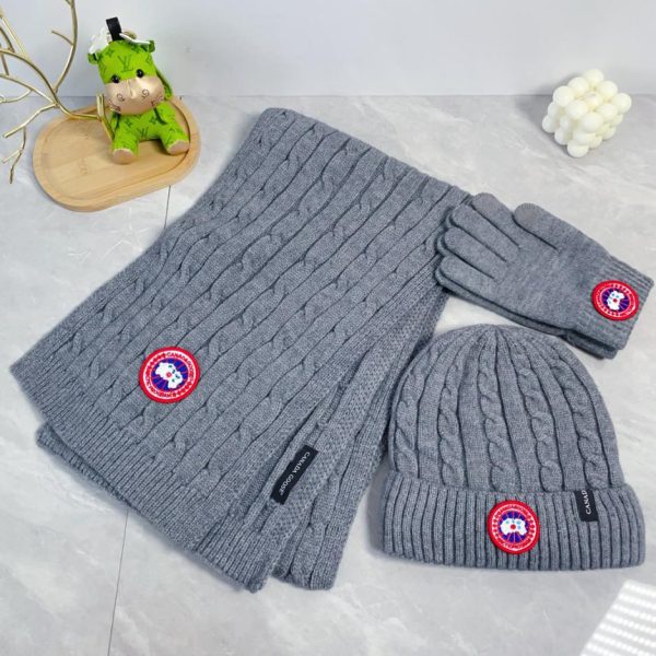 CANADA GOOSE [Sciarpa, cappello e guanti con palline di pelo] Set da tre pezzi