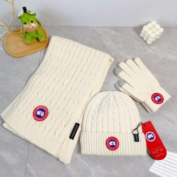 CANADA GOOSE [Sciarpa, cappello e guanti con palline di pelo] Set da tre pezzi